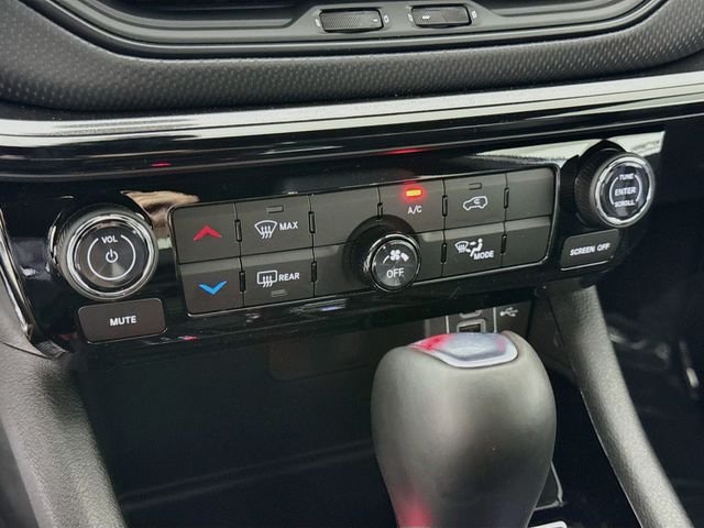 New 2026 Bright White Clearcoat Jeep Latitude image 15