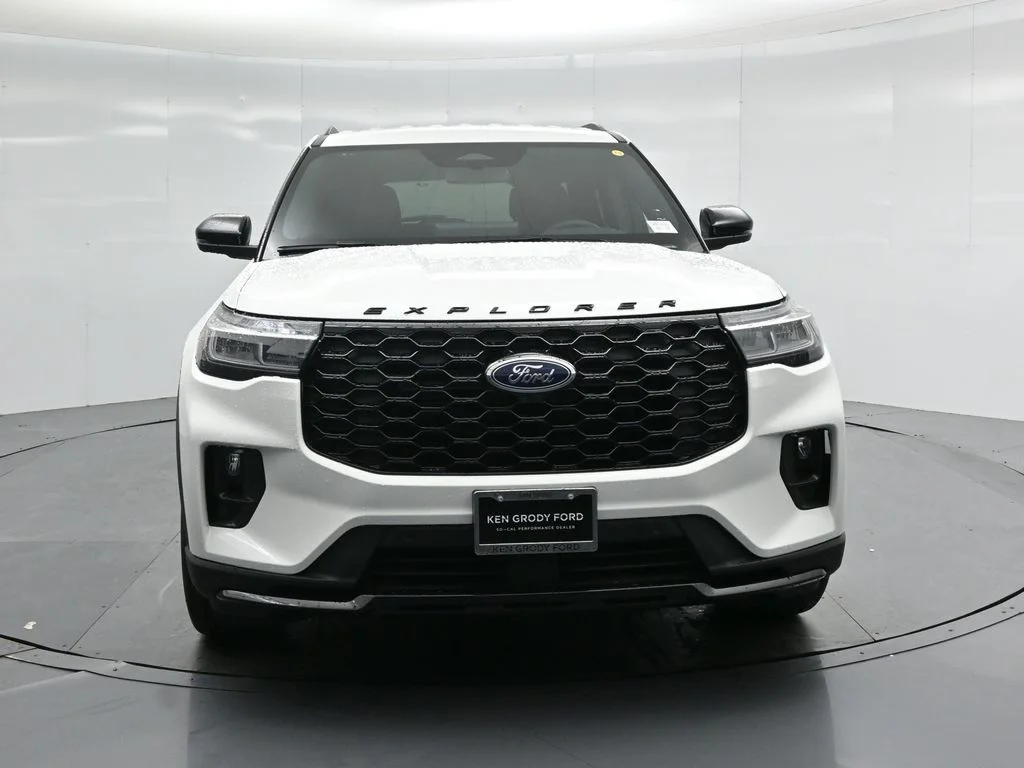 New 2026 Star White Metallic Tri-Coat Ford ST-Line image 24