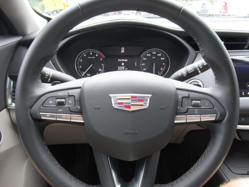 Used 2023  Cadillac Luxury image 21