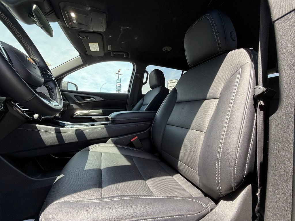 Used 2025 Summit White Chevrolet LT image 33
