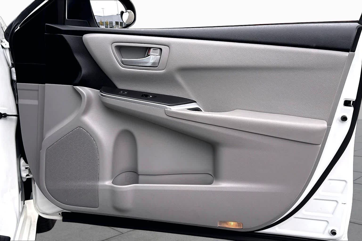 Used 2016 Super White Toyota LE image 23