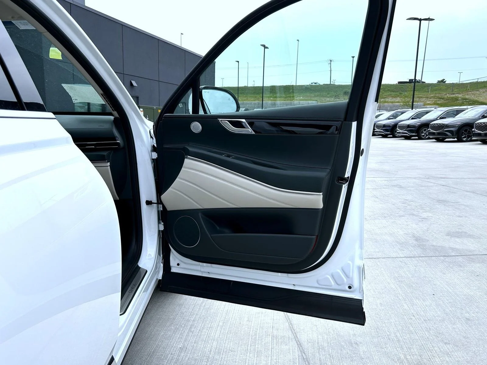 New 2026 White Genesis 2.5T image 16