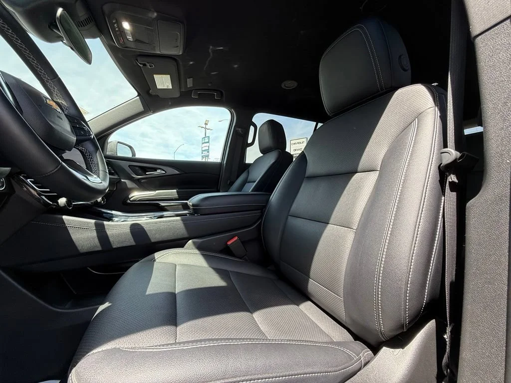 Used 2025 Summit White Chevrolet LT image 33