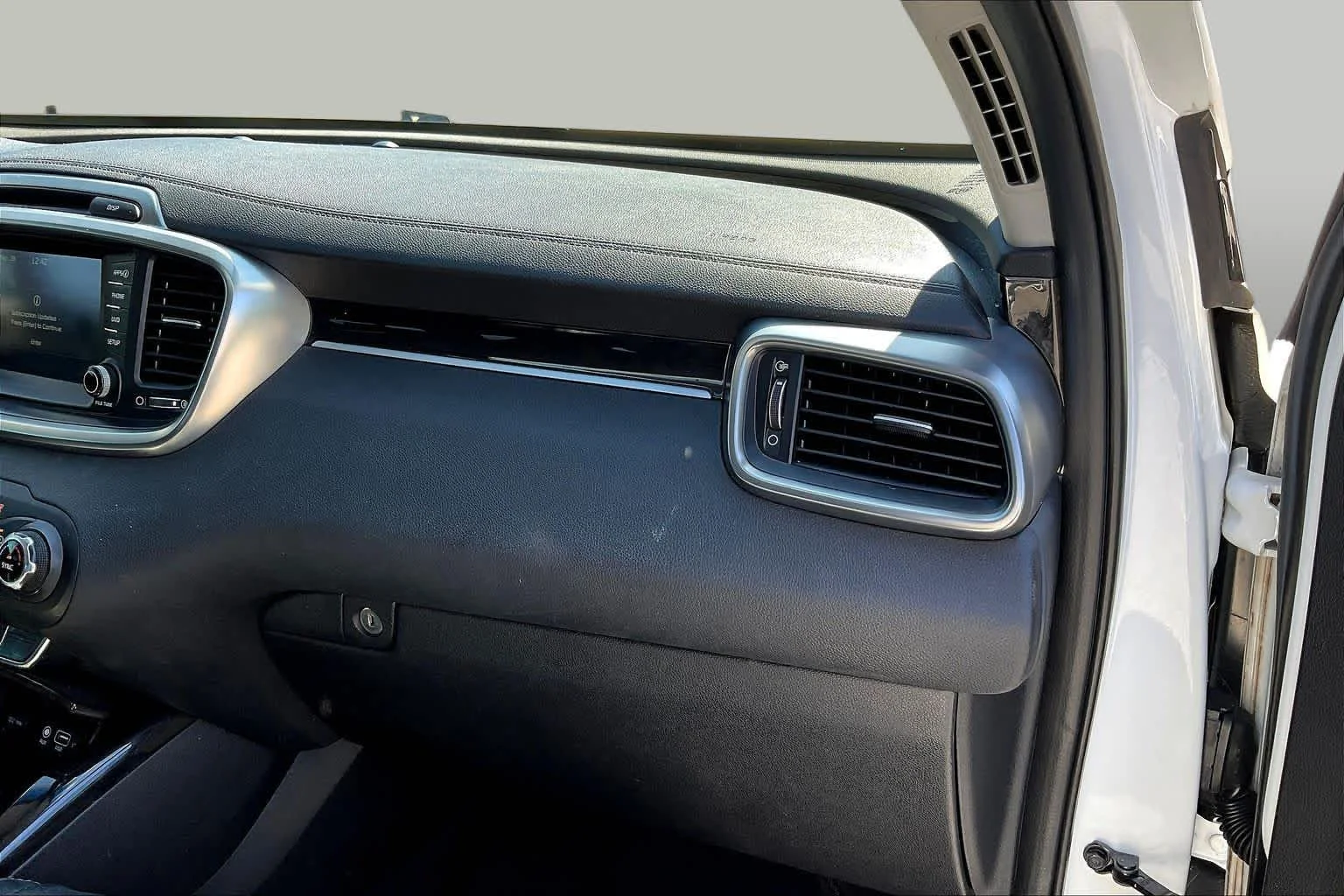 Used 2017 Snow White Pearl Kia EX image 18