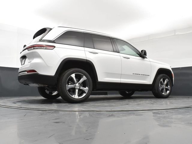 New 2026 Bright White Clear-Coat Exterior Paint Jeep Limited image 24