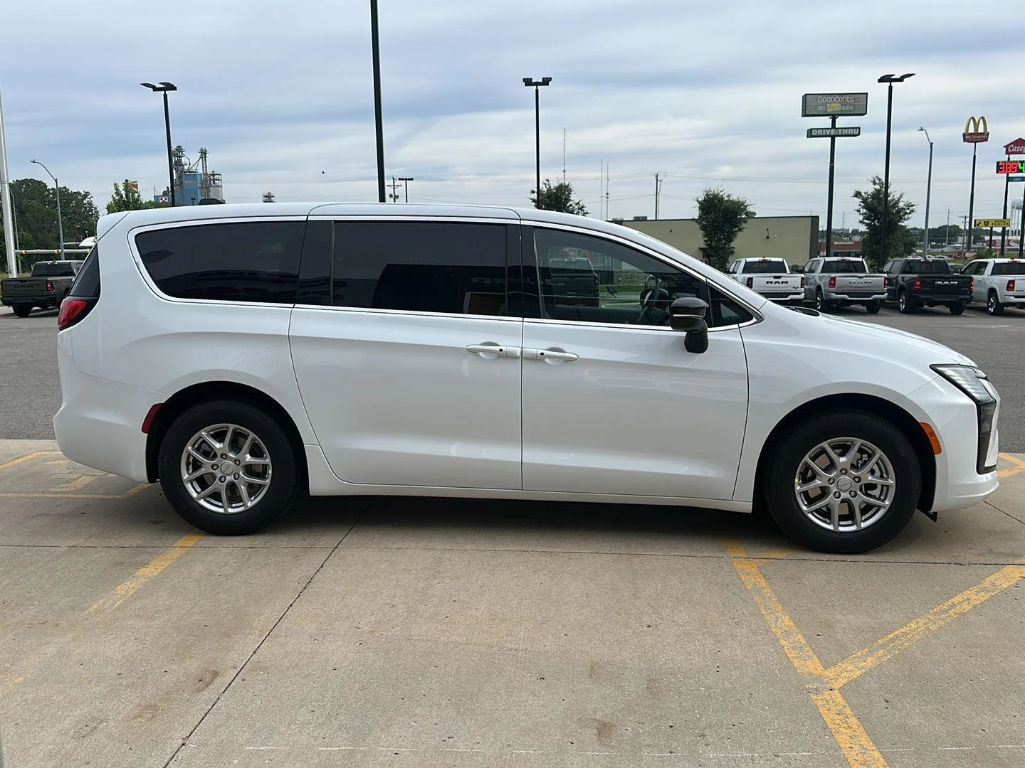 New 2027 Bright White Clearcoat Chrysler Select image 4