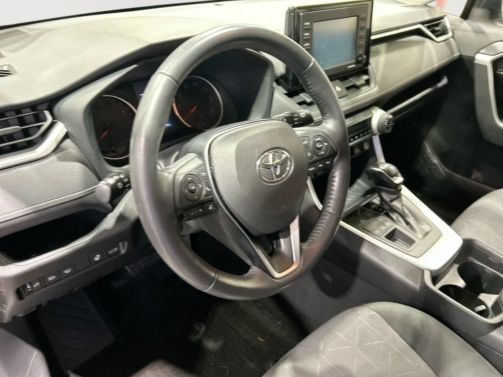 Used 2020  Toyota XLE image 15