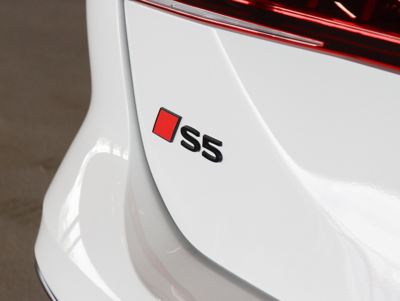 Used 2025 Glacier White Metallic Audi Premium Plus image 28