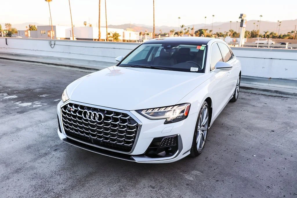 Used 2022  Audi 4.0T image 4