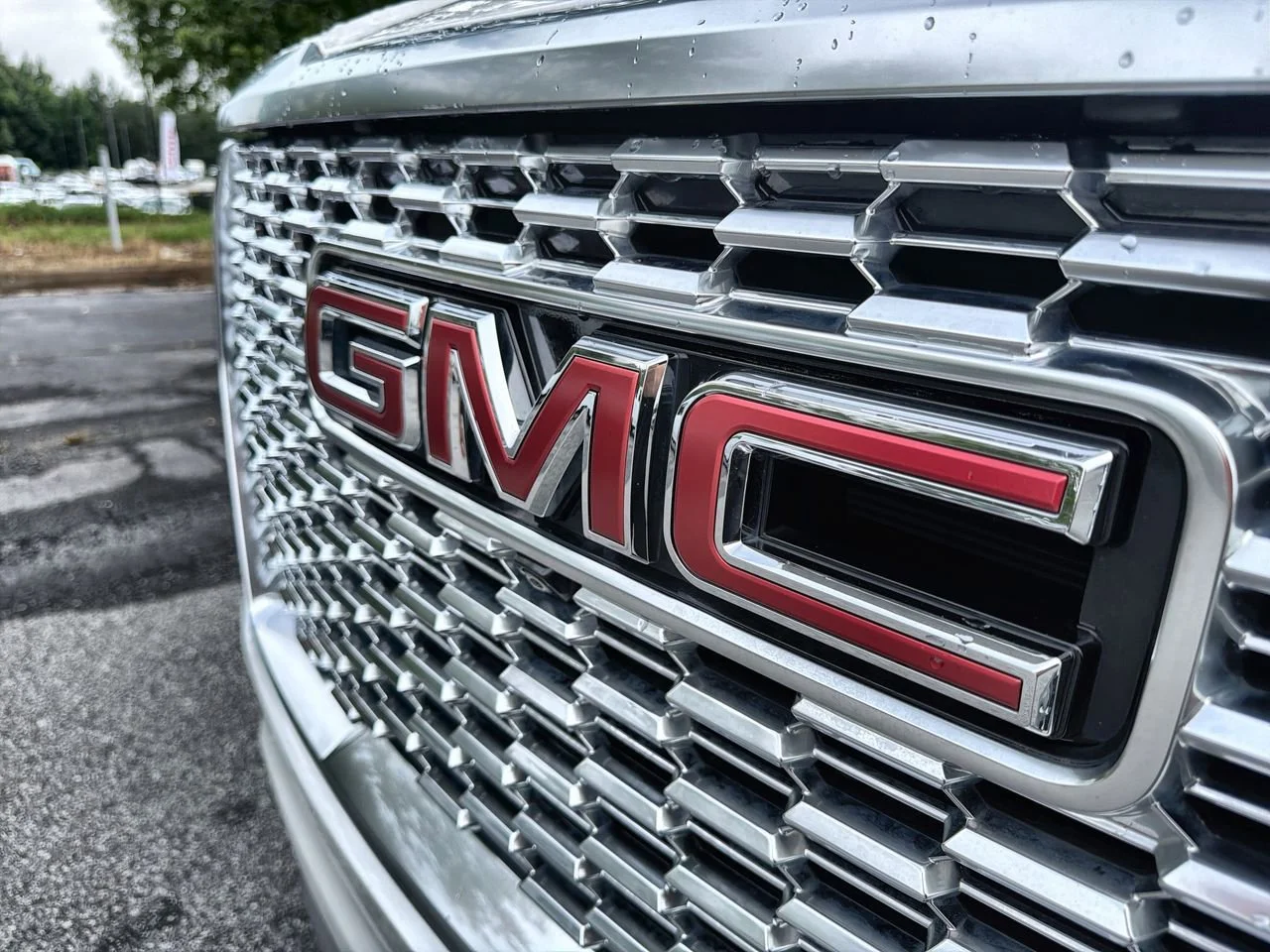 Used 2022 White Frost Tricoat GMC Denali image 26