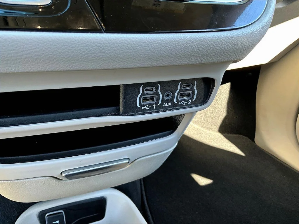 Used 2024 Silver Chrysler Touring L image 17