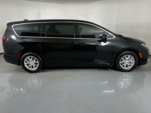 New 2026 Diamond Black Crystal Pearl-Coat Exterior Paint Chrysler Select image 9