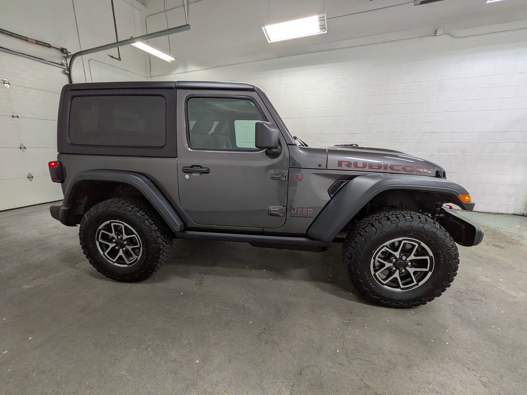 New 2026 Granite Crystal Metallic Clear-Coat Exterior Paint Jeep Rubicon image 3