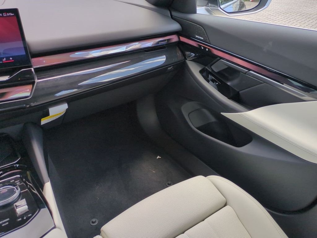 New 2027 Dark Graphite Metallic BMW 530i xDrive image 17