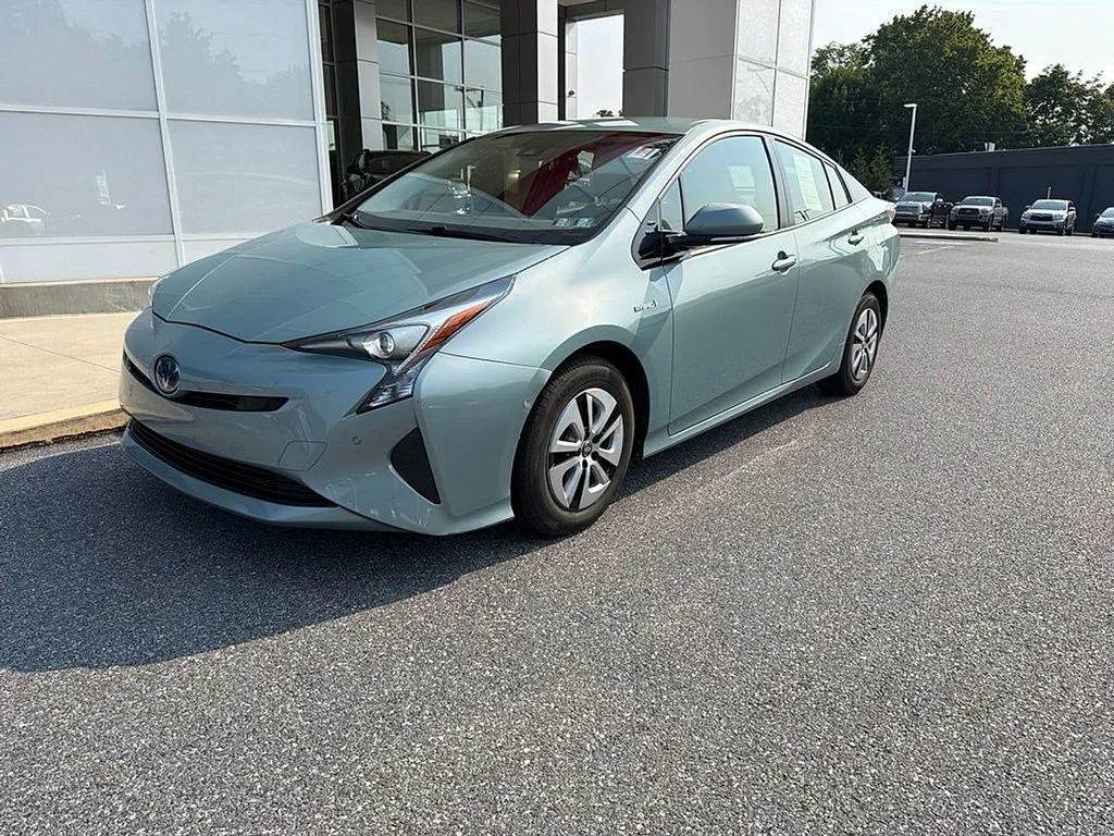 Used 2018 Beige Toyota Three image 2