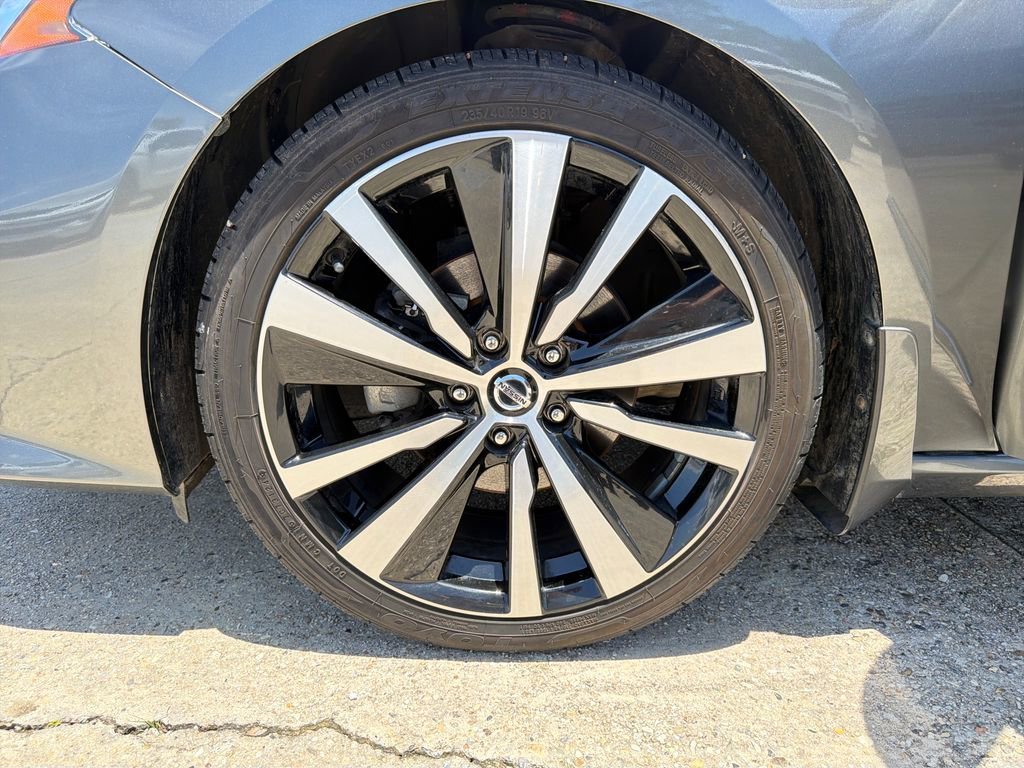 Used 2020 Gray Nissan Platinum FWD image 29