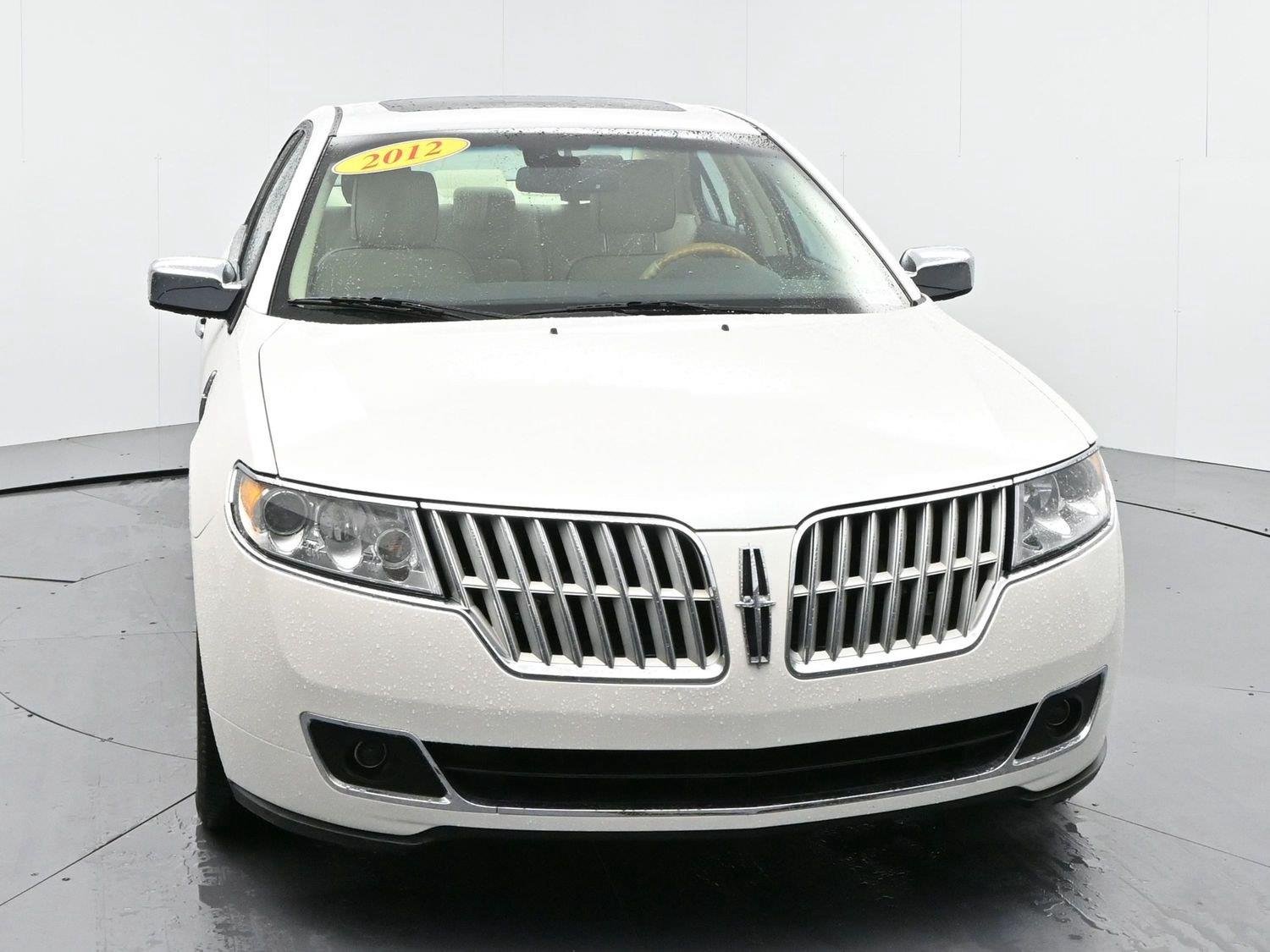 Used 2012 White Platinum Metallic Tricoat Lincoln 4dr Sdn FWD image 2