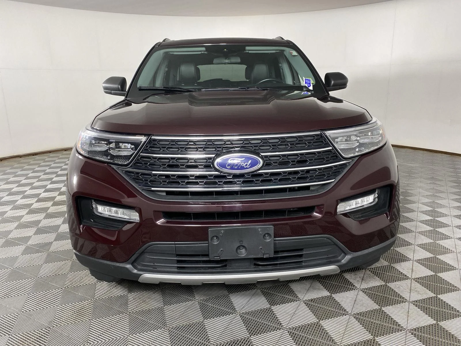 Used 2023 Jewel Red Metallic Tinted Clearcoat Ford XLT image 12
