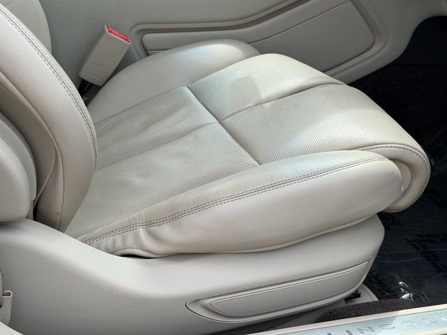 Used 2017 Black Lincoln Reserve image 34