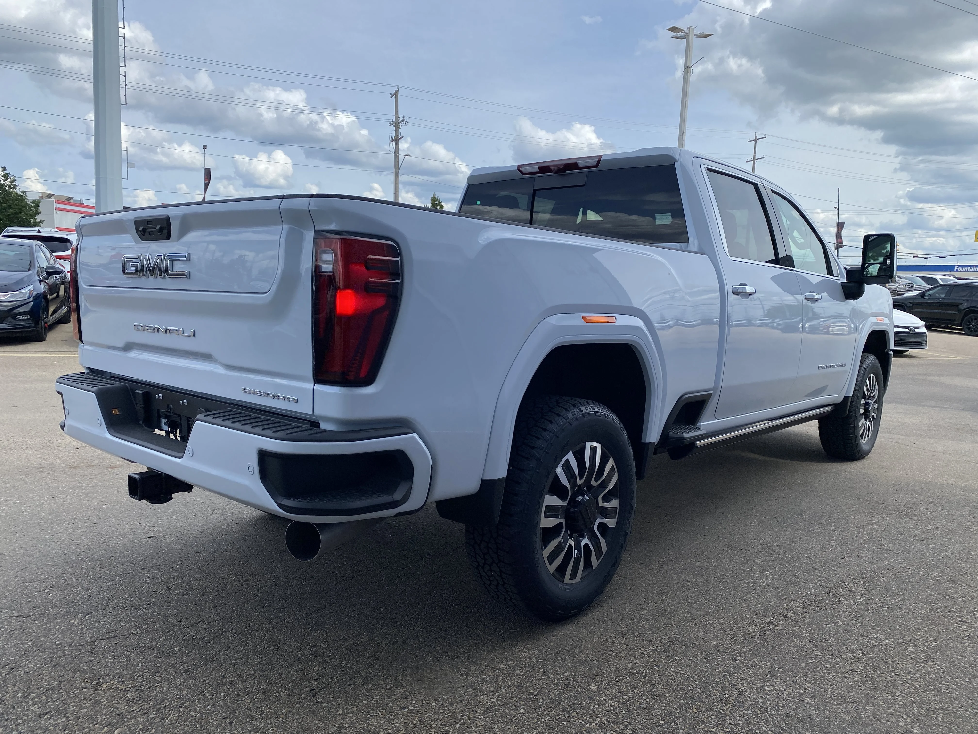New 2026 GLACIER WHITE TRICOAT GMC Denali Ultimate image 7