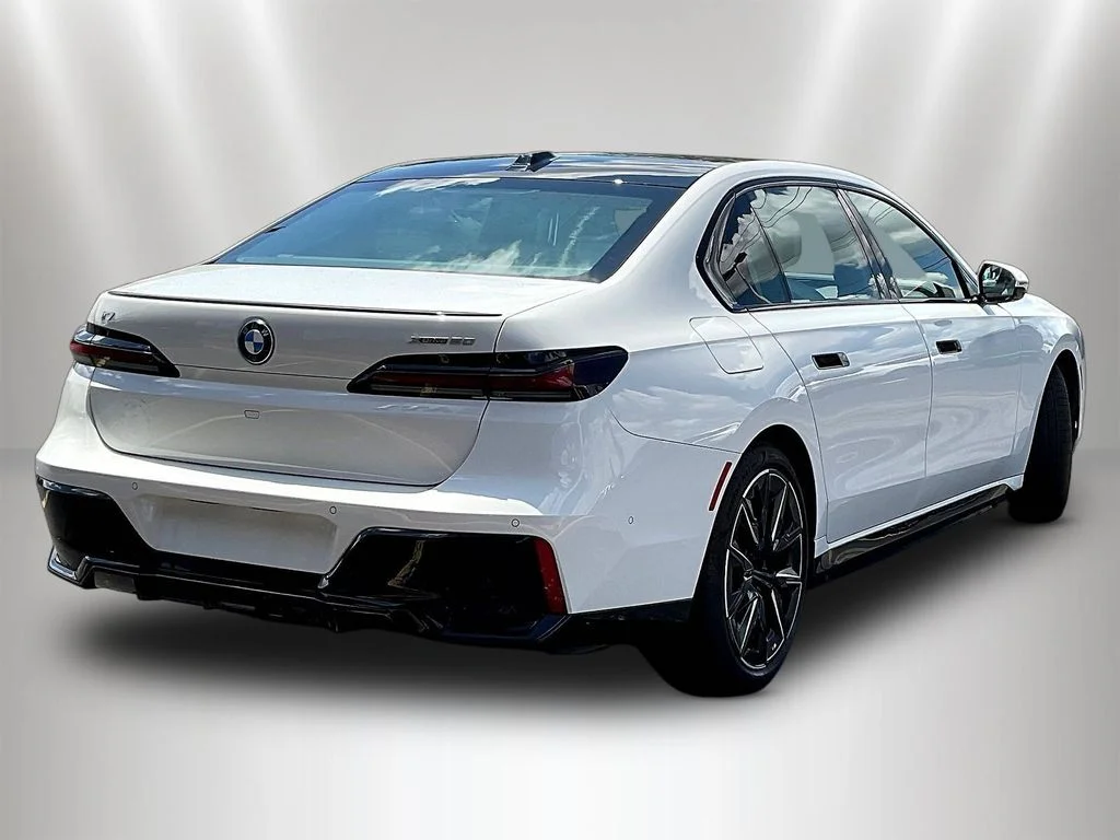 Used 2023 Alpine White BMW xDrive60 image 6