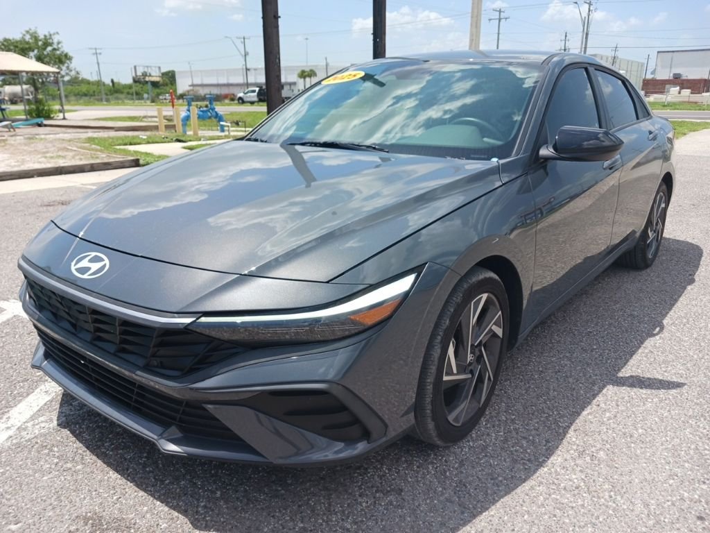 Used 2025 Gray Hyundai SEL Sport image 7
