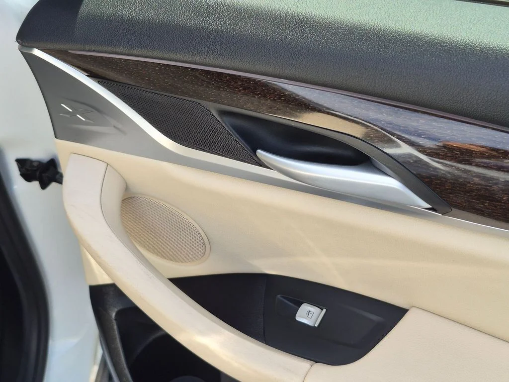 Used 2024 White BMW sDrive30i image 14