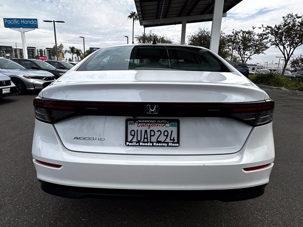 Used 2025 Platinum White Pearl Honda SE image 12