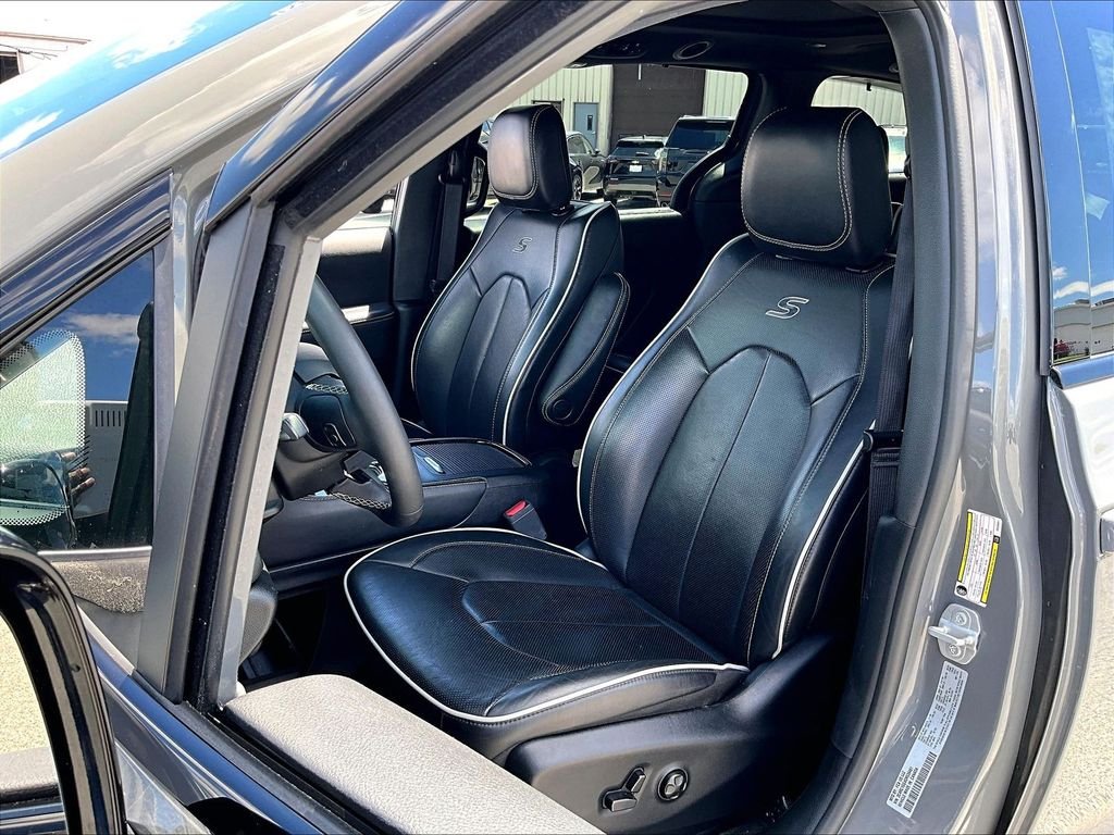 Used 2025 White Chrysler Limited image 10