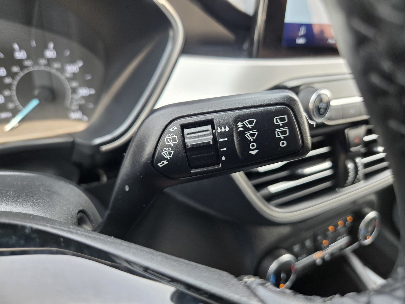 Used 2022  Ford SE image 19