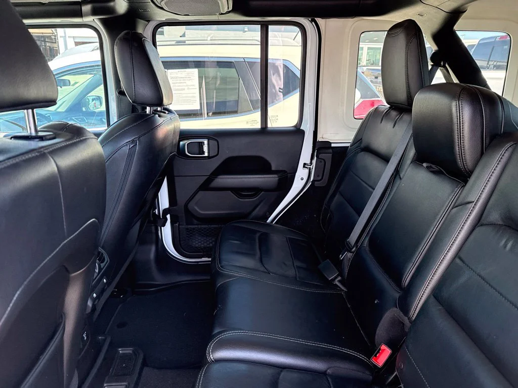 Used 2018 White Jeep Unlimited Sahara image 9