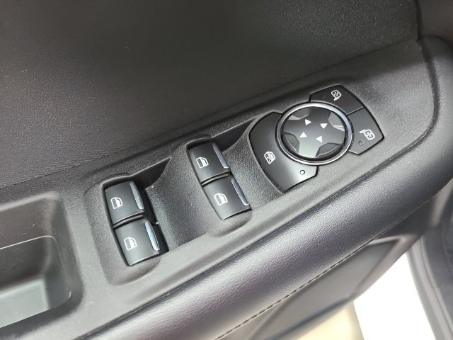 Used 2015 Oxford White Ford SE image 18