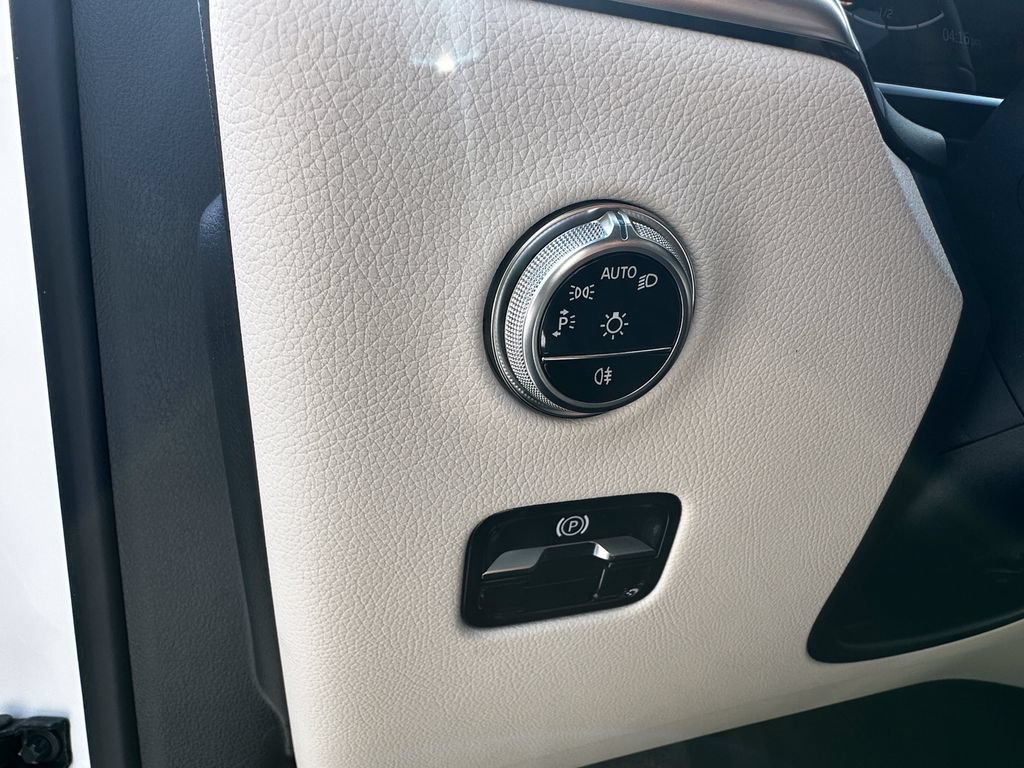 New 2026 Polar White Mercedes-Benz GLC 300 image 35