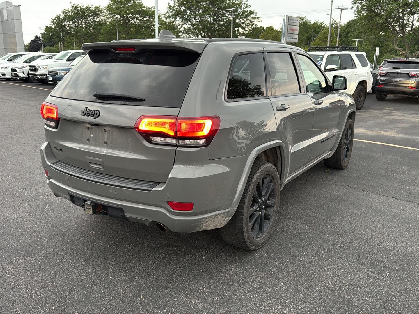 Used 2022 Sting-Gray Clearcoat Jeep Laredo X image 8