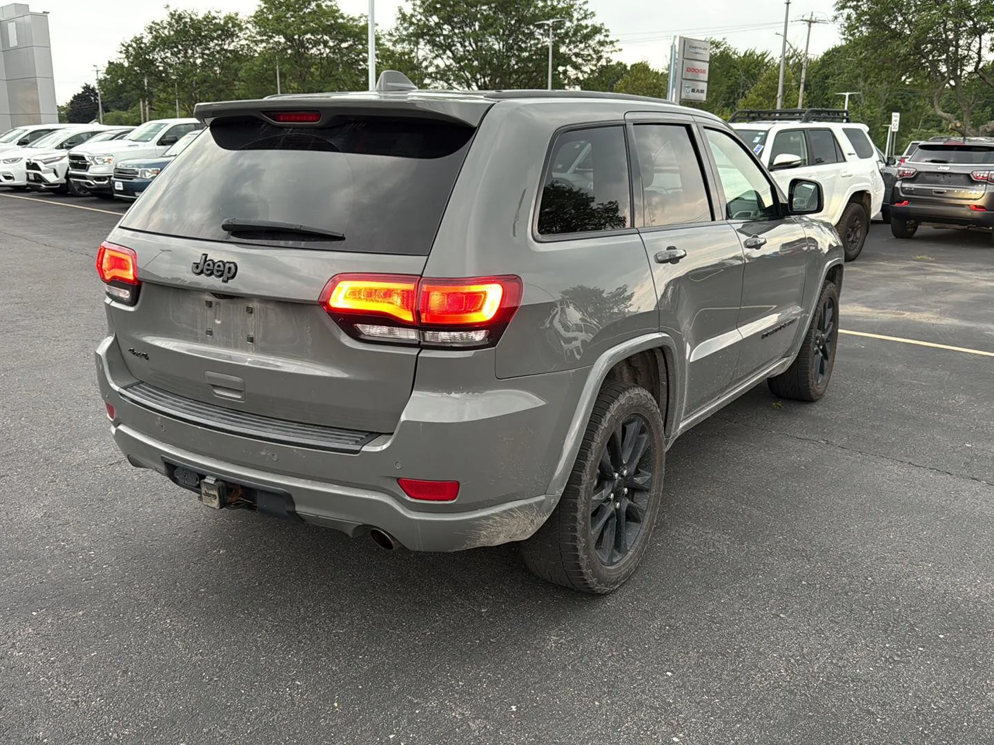 Used 2022 Sting-Gray Clearcoat Jeep Laredo X image 8