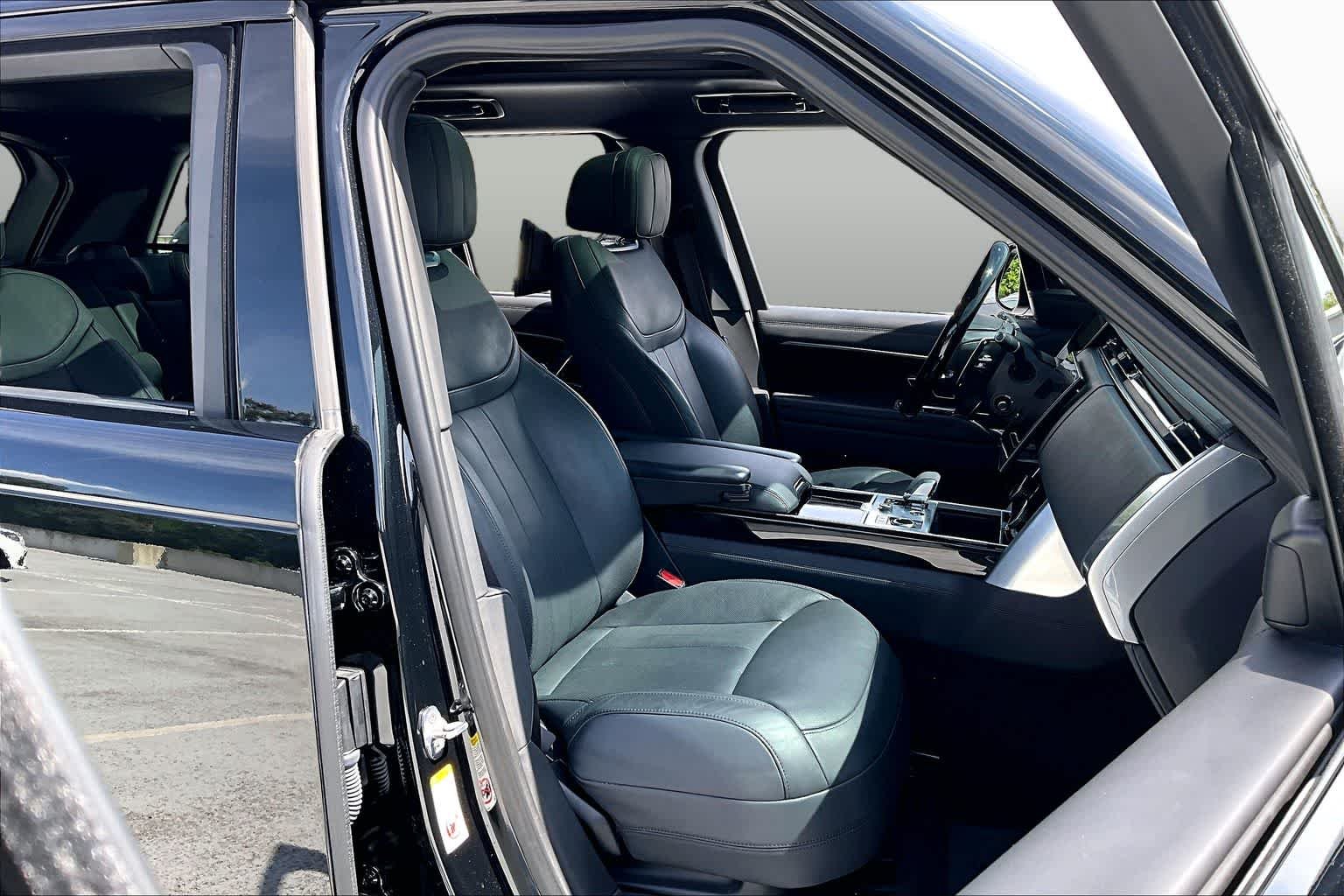 Used 2023 Ligurian Black SV Bespoke Ultra Metallic Sat Land Rover Autobiography image 9
