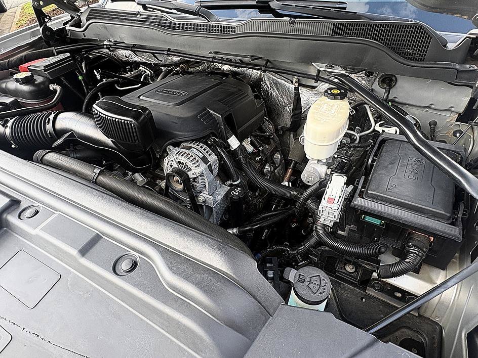 Used 2016 Silver Ice Metallic Chevrolet LT image 26