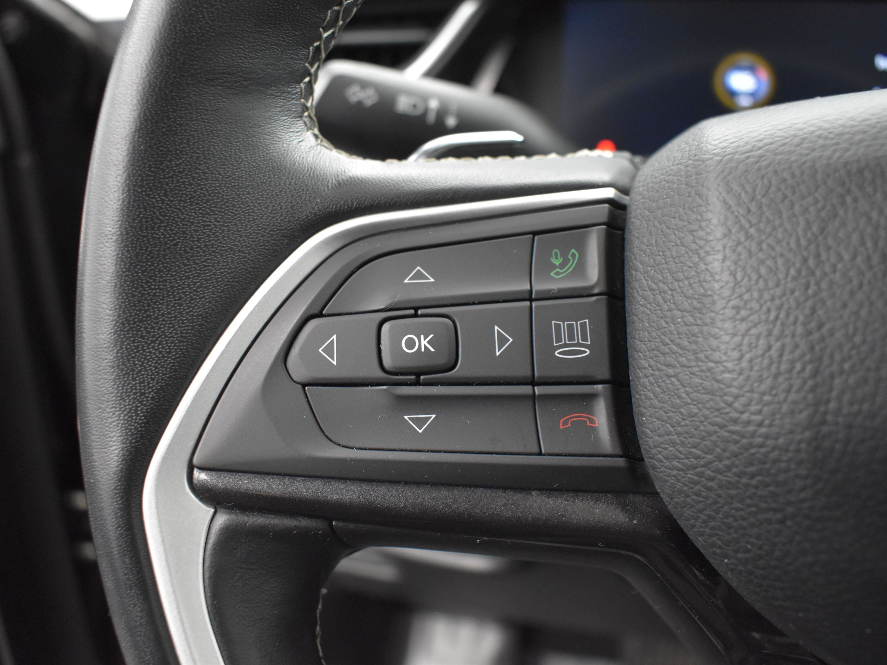 Used 2022 Diamond Black Crystal Pearlcoat Jeep Laredo image 10
