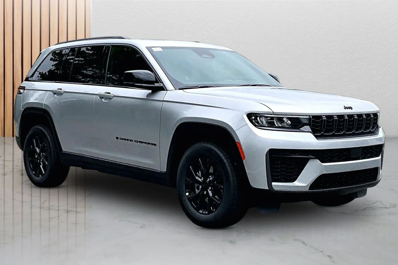 New 2026 Silver Zynith Exterior Paint Jeep Altitude image 2