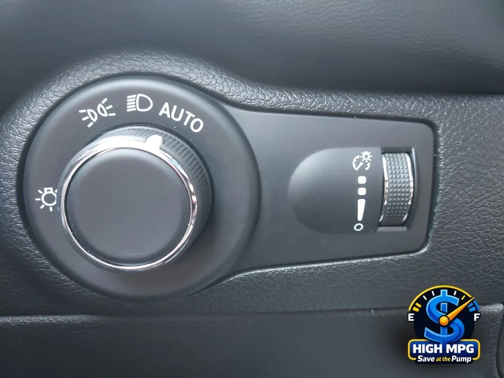 Used 2025 White/off-white Dodge R/T Plus image 9