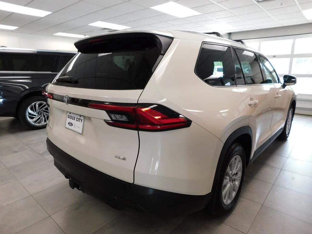 Used 2024 Cream Toyota XLE image 5