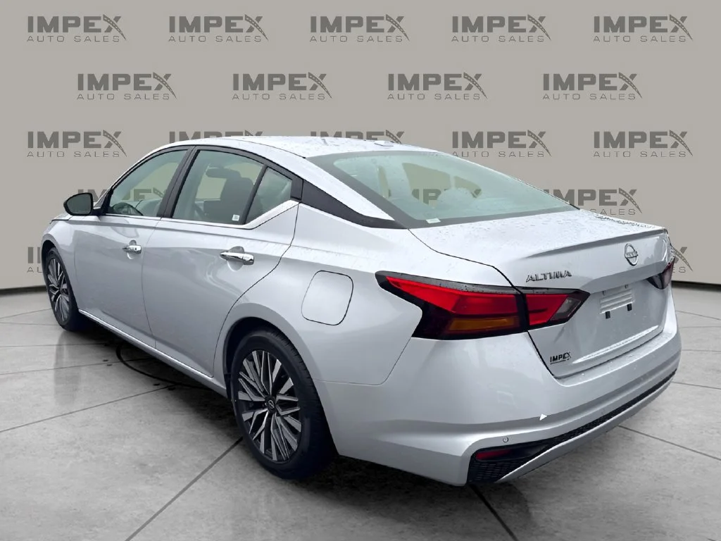Used 2025 Silver Nissan 2.5 SV image 3