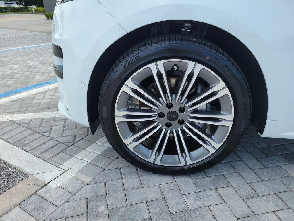 New 2026 Fuji White Land Rover Dynamic SE image 13