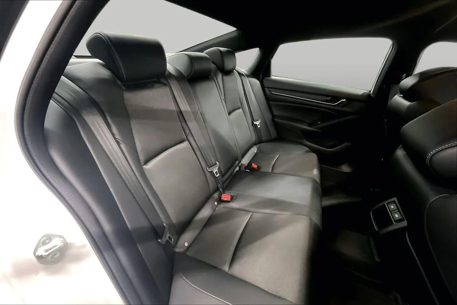 Used 2022 Platinum White Pearl Honda Sport image 21