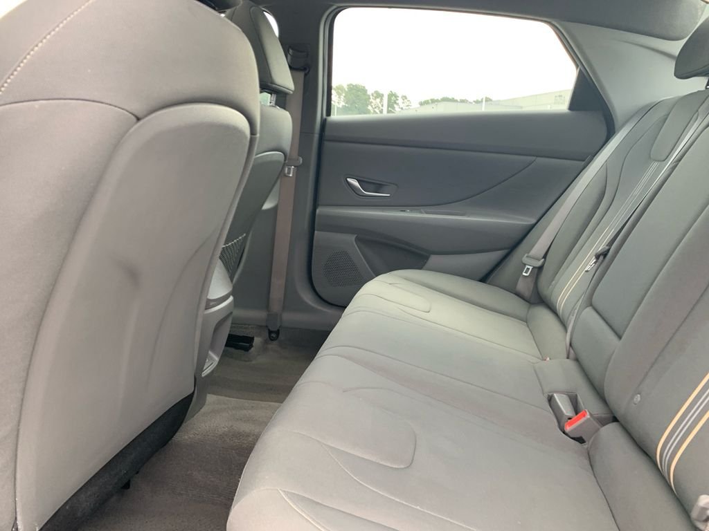 Used 2025 Silver Hyundai SEL Convenience image 24