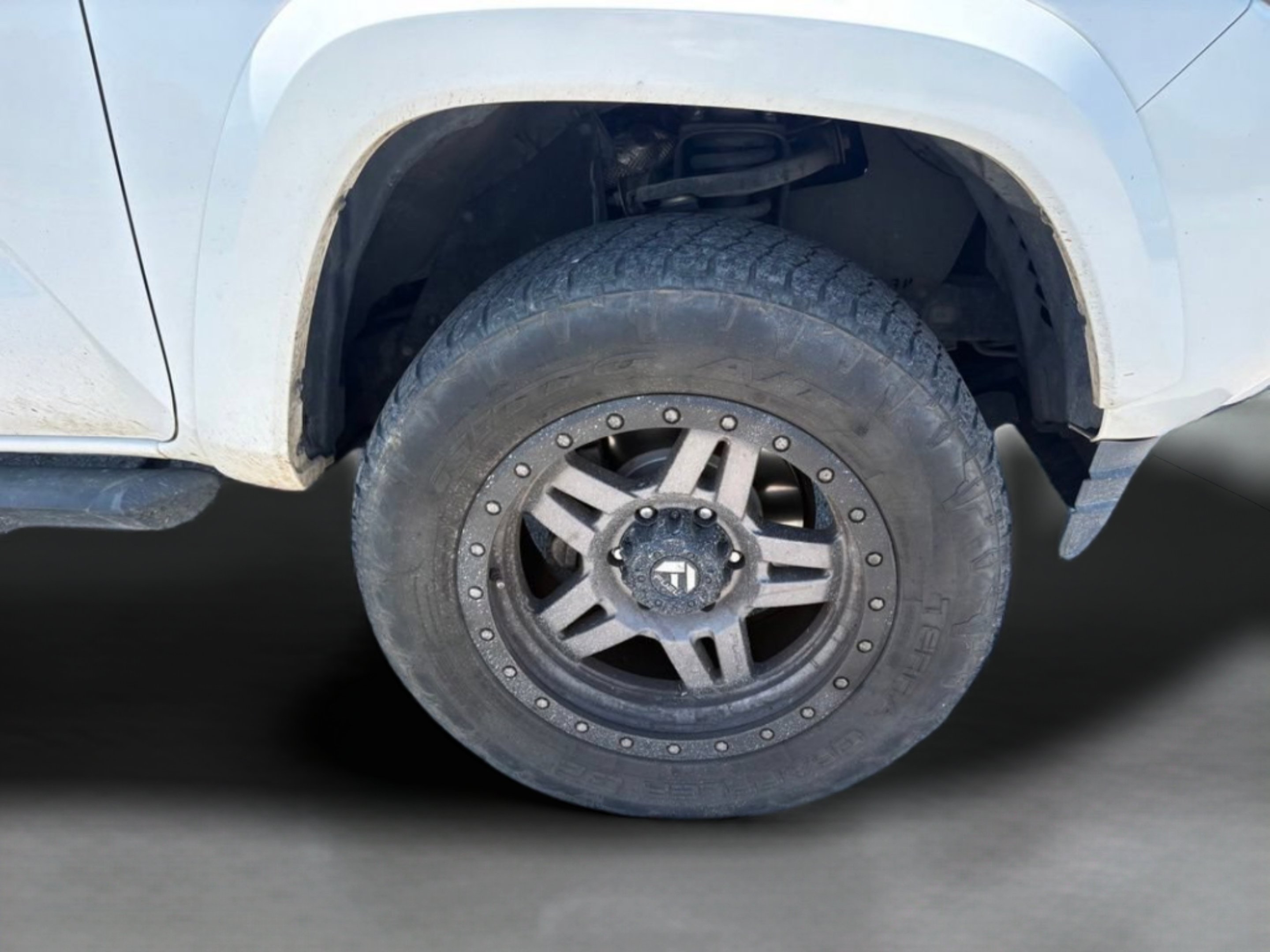 Used 2018 Super White Toyota SR5 image 31
