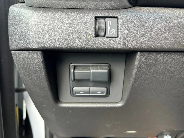 Used 2024 White GMC Elevation image 13