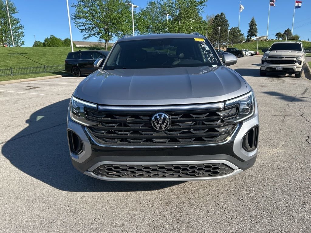 Used 2025 Volkswagen Atlas Cross Sport SE w/Tech with VIN 1V2HE2CA3SC205543 for sale in Kansas City