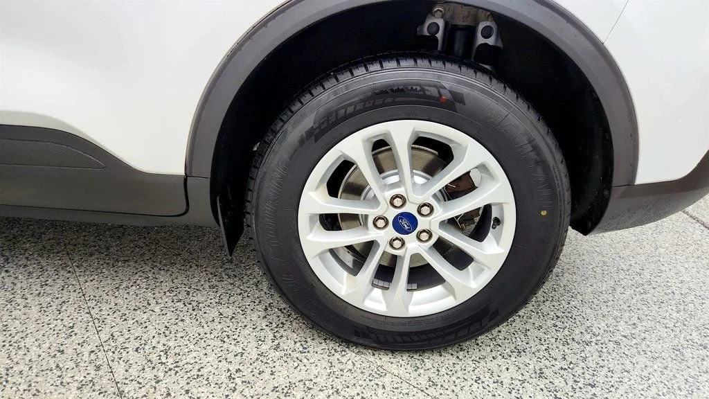 Used 2021 Oxford White Ford SE AWD image 9
