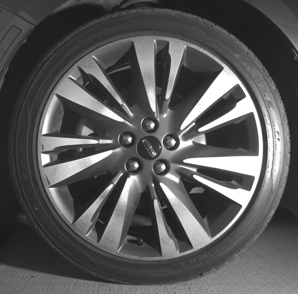 Used 2017 Gray Lincoln Reserve image 10